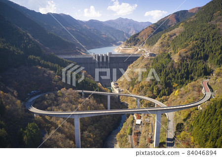 Beautiful Raiden Todorokibashi and Takizawa Dam Chichibu City, Saitama Prefecture (aerial view by drone) 84046894