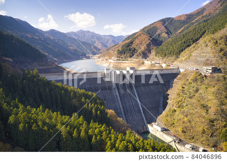 The magnificent Takizawa Dam and the beautiful Oku Chichibu Momiji Lake, Chichibu City, Saitama Prefecture (aerial view by drone) 84046896