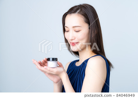 化妝品的年輕女子 化妝品的年輕女子 84046949