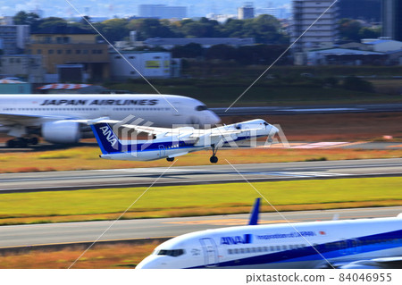 大阪國際機場 ANA 龐巴迪 DHC8-Q400 螺旋槳飛機起飛準備 84046955