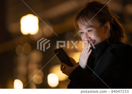 Women / Illuminations / Smartphones 84047233