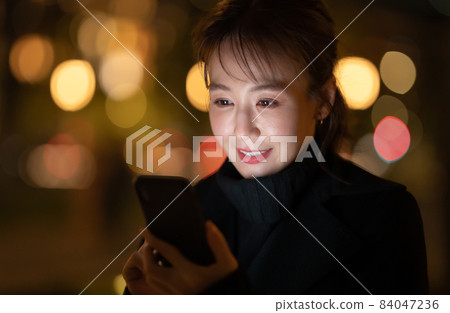 Women / Illuminations / Smartphones 84047236