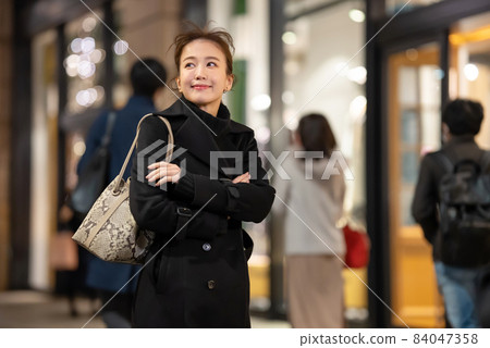 Female / Business Woman / Shopping 84047358