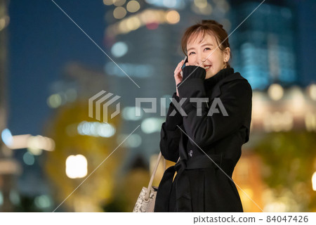 Female / night / smartphone Female / night / smartphone 84047426