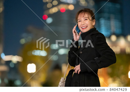 Female / night / smartphone 84047429