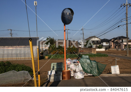 Example of curved mirror installation (garbage collection point) Example of curved mirror installation (garbage collection point) 84047615