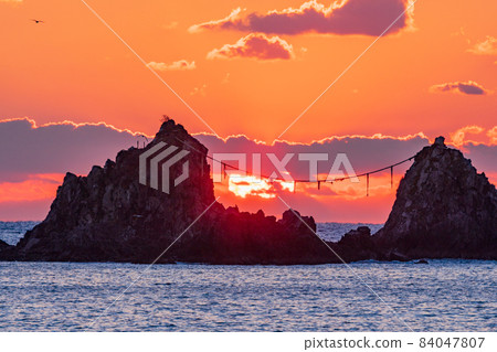(神奈川縣)曼祖魯半島和三石海岸的日出 (神奈川縣)曼祖魯半島和三石海岸的日出 84047807