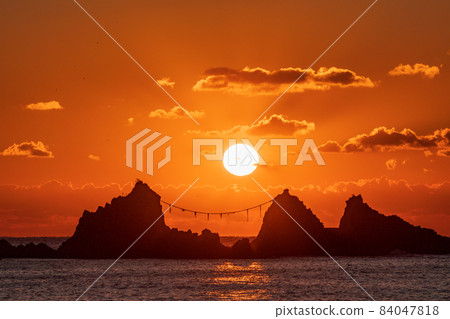 (Kanagawa Prefecture) Sunrise on Manzuru Peninsula and Mitsuishi Coast 84047818