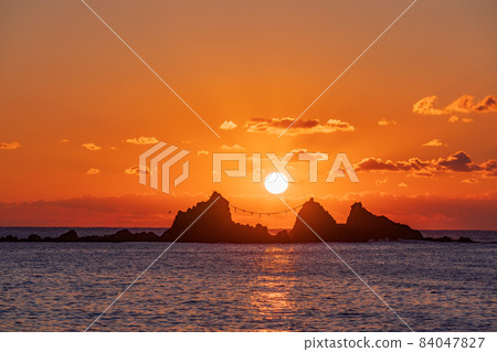 (Kanagawa Prefecture) Sunrise on Manzuru Peninsula and Mitsuishi Coast 84047827