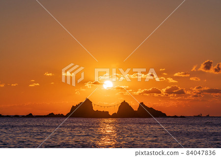 （神奈川縣）曼祖魯半島和三石海岸的日出 84047836