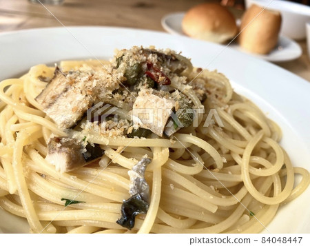 在時尚咖啡館享用意大利面午餐 84048447