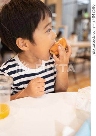 4 歲的孩子在美食廣場嚼漢堡 84048590