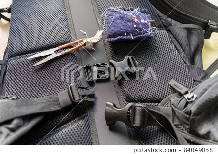 Replacing the buckle on the waist belt of the backpack 84049038