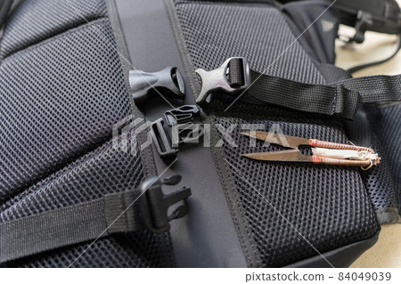 Replacing the buckle on the waist belt of the backpack 84049039