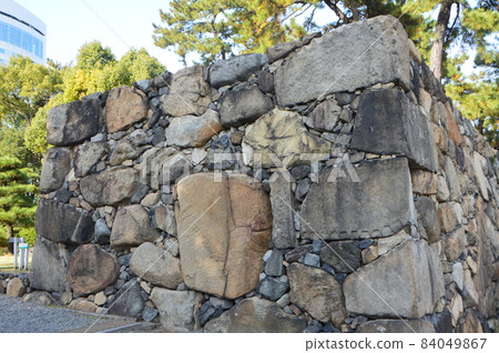 Stone wall of the former Takamatsu Castle (near the iron gate, Tamamo Park (Takamatsu Castle Ruins) / Tamamo Town, Takamatsu City, Kagawa Prefecture) 84049867