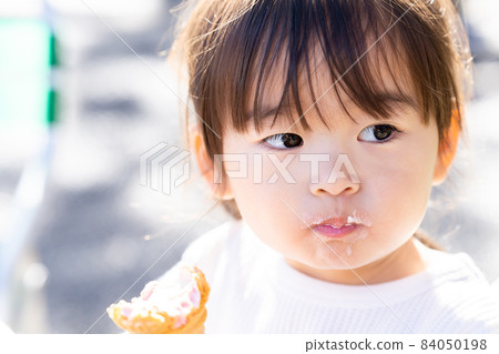 一個吃軟奶油的女孩 84050198
