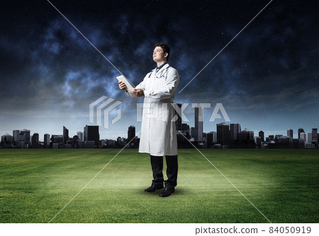 Doctor with tablet 84050919