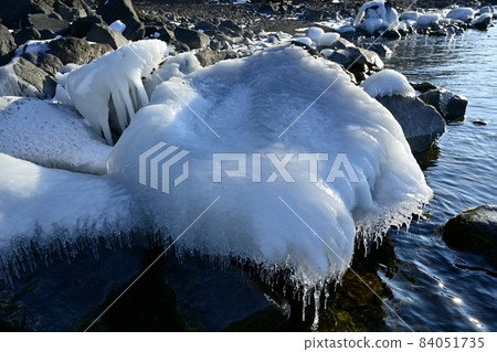 Splashing ice of Lake Chuzenji 84051735