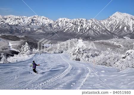 在戶隱滑雪場上滑行的戶隱山脈和電報員的景色 在戶隱滑雪場上滑行的戶隱山脈和電報員的景色 84051980