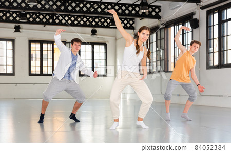 Teenage dancers training hip hop at studio 84052384
