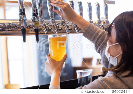 啤酒倒從服務器啤酒 84052424