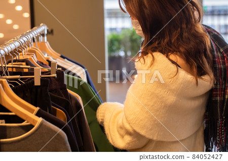 Female who enjoys shopping SHOPING Female who enjoys shopping SHOPING 84052427