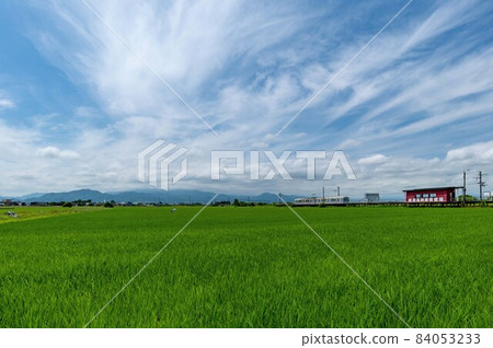 [Tsugaru Plain, Aomori Prefecture] Rice field railway (Konan Railway) that runs on the Tsugaru Plain while looking at Mt. Iwaki, Tsugaru Fuji 84053233