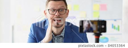 Male coach tells secrets of successful business to camera 84053364