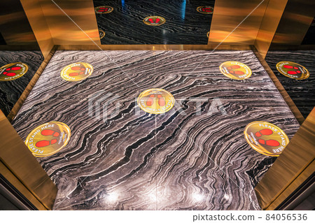 Please stand here Text with thai and chinese language with the same meaning on the floor in elevator or lift 84056536