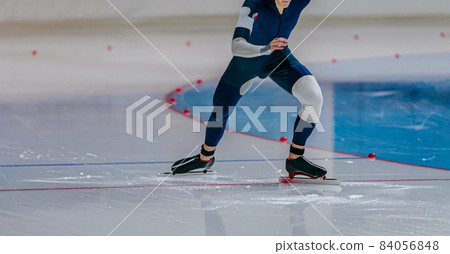 start line male skater for speed skating competition 84056848