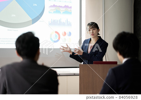 出席會議的亞洲女商人 出席會議的亞洲女商人 84056928