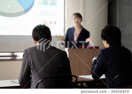 亞洲商人在會議上聽演講 亞洲商人在會議上聽演講 84056929