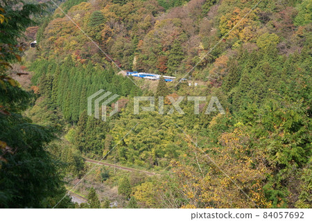[Retirement] Kishi Line trolley train Okuizumo Orochi No. 4 going through the switchbacks to Miinohara Station, Okuizumo Town, Nita District, Shimane Prefecture 84057692