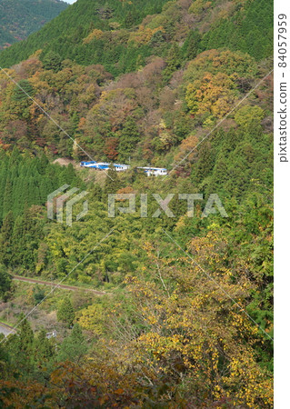[Retirement] Kishi Line trolley train Okuizumo Orochi No. 9 going through the switchbacks to Miinohara Station, Okuizumo Town, Nita District, Shimane Prefecture 84057959