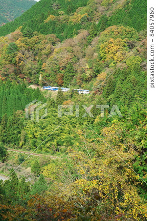 [Retirement] Kishi Line trolley train Okuizumo Orochi No. 8 going through the switchbacks to Miinohara Station, Okuizumo Town, Nita District, Shimane Prefecture 84057960