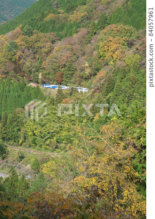 [Retirement] Kishi Line trolley train Okuizumo Orochi No. 7 going through the switchbacks to Miinohara Station, Okuizumo Town, Nita District, Shimane Prefecture 84057961
