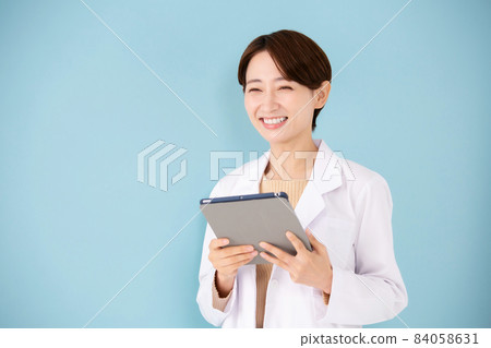 穿白大褂的女性美 84058631