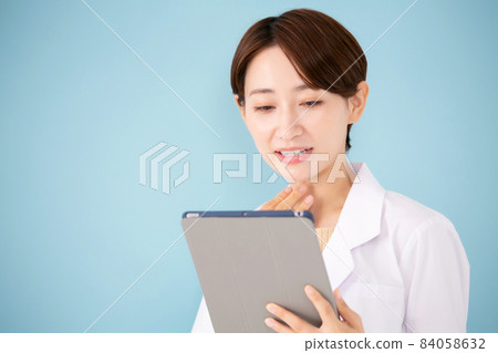 穿白大褂的女性美 84058632