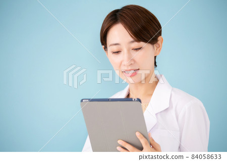 穿白大褂的女性美 84058633