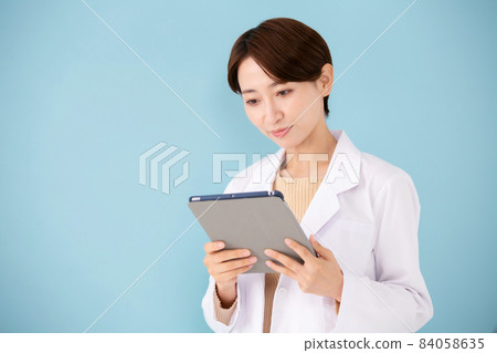 穿白大褂的女性美 84058635