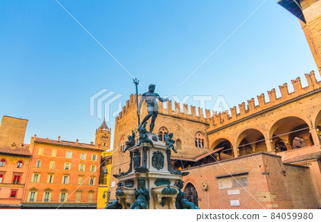 Neptune Fountain Fontana del Nettuno and Palazzo Re Enzo palace building on Piazza del Nettuno 84059980
