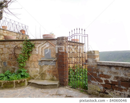 意大利 Civita di Bagnoregio 的房子大門的遺跡 84060046