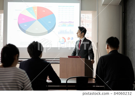 亞洲商人在會議上做演講 84060232
