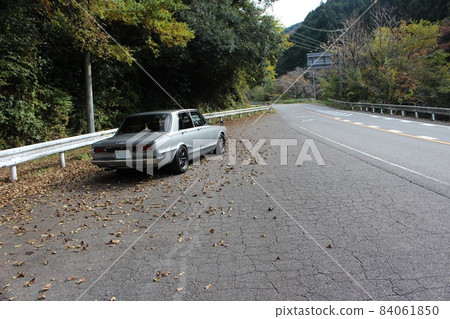 Old car and autumn scenery drive 84061850