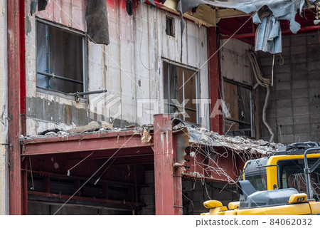 Demolition of steel-framed buildings using heavy machinery 84062032