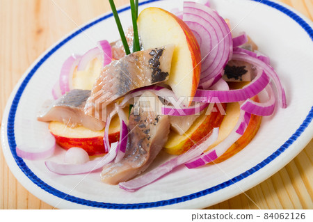 Herring with apples and onion 84062126