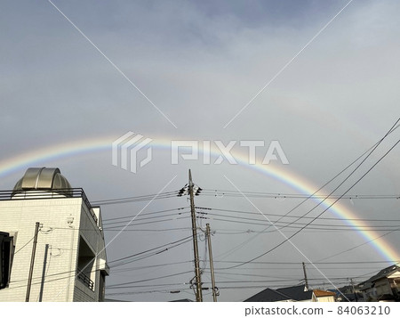 A rainbow that appeared in a residential area A rainbow that appeared in a residential area 84063210