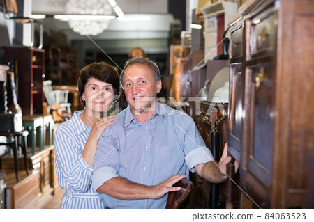 Mature man with his wife are shopping the old buffete 84063523