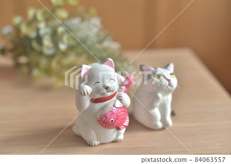 An inviting cat's ornament 84063557