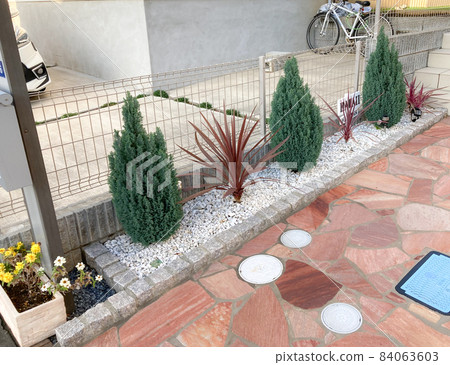 Image of a mini garden at the front door 84063603
